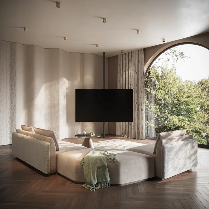Fernseher auf Standfuß in einem hellen Wohnraum mit Bogenfenster und Sofa