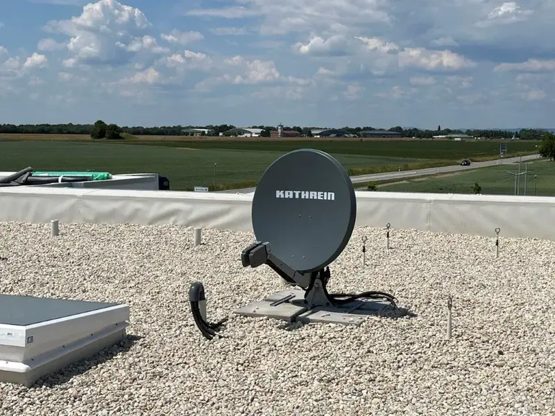 Kathrein-Satellitenschüssel auf einem Flachdach nach der Installation durch Fernseh Wild